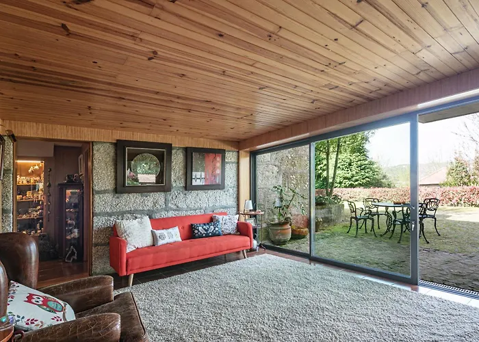 Torrinheira ~ Family Pool And Woods Villa Travanca (Porto)